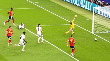 Nico Williams bate a Pickford en el 1-0 de España ante Inglaterra.