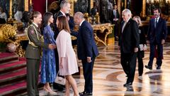 La princesa Leonor (i), la Reina Letizia (2i) y el Rey Felipe VI (2d)saludan a la presidenta del Congreso, Francina Armengol (c), y al presidente del Senado, Pedro Rollán (d), a su llegada a una recepción con motivo del Día de la Fiesta Nacional de España, en el Palacio Real, a 12 de octubre de 2023, en Madrid (España). El acto es presidido por los Reyes y la Princesa de Asturias después del acto solemne de homenaje a la Bandera Nacional y el desfile militar que se ha celebrado en la Plaza de Cánovas del Castillo. La conmemoración de la Fiesta Nacional tiene como finalidad recordar solemnemente momentos de la historia colectiva que forman parte del patrimonio histórico, cultural y social común, asumido como tal por la gran mayoría de los ciudadanos. Esta es la primera vez que la Princesa Leonor asiste a la recepción que ofrecen los Reyes a autoridades y sociedad civil.
12 OCTUBRE 2023;HISPANIDAD;RECEPCIÓN;FIESTA NACIONAL;HOMENAJE;BANDERA;DESFILE;MILITAR;PATRIMONIO
A. Pérez Meca / Europa Press
12/10/2023