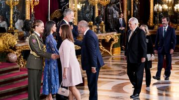 La princesa Leonor (i), la Reina Letizia (2i) y el Rey Felipe VI (2d)saludan a la presidenta del Congreso, Francina Armengol (c), y al presidente del Senado, Pedro Rollán (d), a su llegada a una recepción con motivo del Día de la Fiesta Nacional de España, en el Palacio Real, a 12 de octubre de 2023, en Madrid (España). El acto es presidido por los Reyes y la Princesa de Asturias después del acto solemne de homenaje a la Bandera Nacional y el desfile militar que se ha celebrado en la Plaza de Cánovas del Castillo. La conmemoración de la Fiesta Nacional tiene como finalidad recordar solemnemente momentos de la historia colectiva que forman parte del patrimonio histórico, cultural y social común, asumido como tal por la gran mayoría de los ciudadanos. Esta es la primera vez que la Princesa Leonor asiste a la recepción que ofrecen los Reyes a autoridades y sociedad civil.
12 OCTUBRE 2023;HISPANIDAD;RECEPCIÓN;FIESTA NACIONAL;HOMENAJE;BANDERA;DESFILE;MILITAR;PATRIMONIO
A. Pérez Meca / Europa Press
12/10/2023