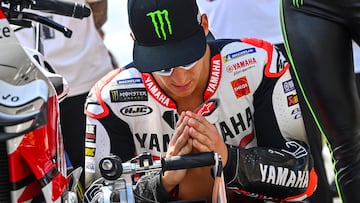 Fabio Quartararo acompaña a su Yamaha en la parrilla de salida de MotoGP en Assen.