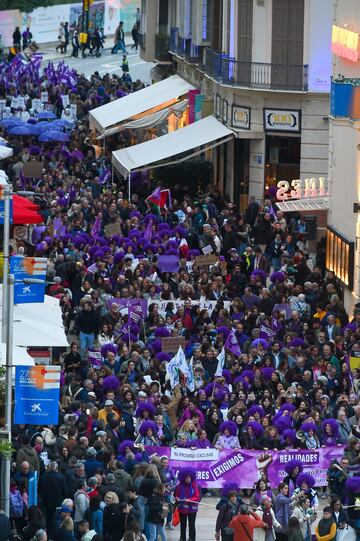 La gente asiste a una manifestación para conmemorar el Día Internacional de la Mujer en Málaga, España.