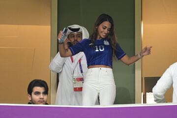 Antonella Roccuzzo, pareja sentimental de Lionel Messi, vivió el duelo de Argentina frente a Países Bajos desde el palco del Lusail Iconic Stadium. Celebró y sufrió como todos los albicelestes.