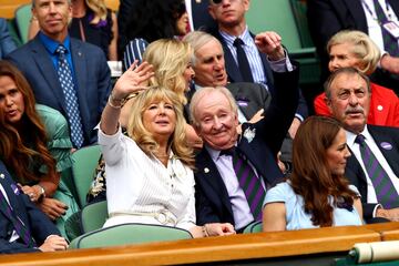 El extenista Rodney George Laver junto a la productora y directora de cine estadounidense Susan Johnson.