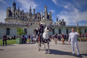 Cuando ya solamente faltaban 17 días para que dieran comienzo los Juegos Olímpicos de París, un actor a caballo
vestido con el atuendo de Francisco I (rey de Francia) sostiene la llama olímpica ante la presencia del exboxeador
Bruno Girard como relevista de la antorcha olímpica en el castillo de Chambord, en el centro de Francia. 