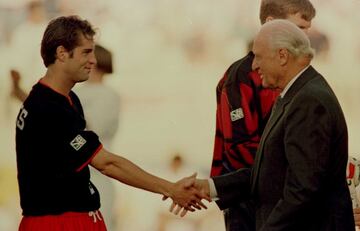 El entonces presidente de la FIFA, Joao Havelange, saluda a John Harkes antes del partido inaugural.