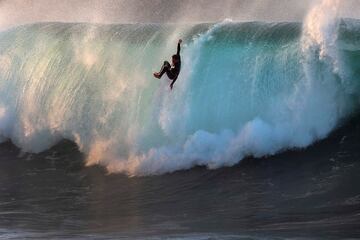 Un surfista cae mientras monta una gran ola en The Wedge, en Newport Beach (California). The Wedge es conocido entre los surfistas por su oleaje, que rebota en un embarcadero y origina olas peligrosamente grandes en aguas que en algunos puntos no llegan a alcanzar ni siquiera un metro de profundidad.