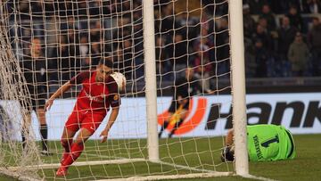 ROME, ITALY - FEBRUARY 14: Wissam Ben Yedder of Sevilla scoring the opening goal during the UEFA Europa League Round of 32 first leg match between SS Lazio and Sevilla at Stadio Olimpico on February 14, 2019 in Rome, Italy. (Photo by Paolo Bruno/Getty I