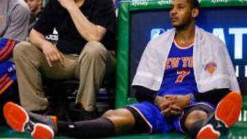 Carmelo Anthony, espera para saltar a la cancha.