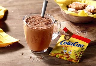 Un estadounidense se bebe a morro uno de los productos más españoles y deja su particular reseña: “No es una botella muy grande...”