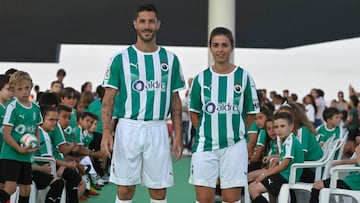 Álvaro Cejudo presentó la segunda equipación, también rayada, de la temporada 18/19.