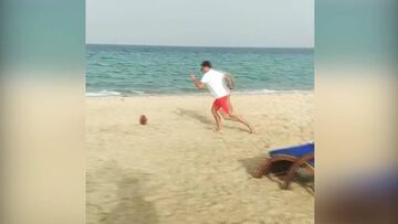 Tom Brady entrena la pierna en las playas de Catar