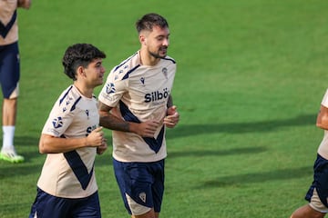 Bojan Kovacevic junto a Julio Cabrera en el entrenamiento de hoy martes.