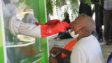 A patient who is suspected of suffering from COVID-19 coronavirus undergoes testing at the University of Maiduguri Teaching Hospital isolation centre on May 10, 2020. - Nigeria, Africa&#039;s most populous nation, has confirmed 3,912 infections and 117 de