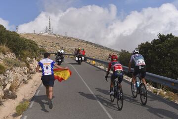 Este puerto formó parte del recorrido de La Vuelta en 2014. Se encuentra en Alicante y se caracteriza por fuertes vientos que, unidos a sus 1549 metros de altura, 22 kilómetros de recorrido y rampas que llegan al 13%, hacen de él uno de los más duros de la prueba. Los últimos seis kilómetros no bajan del 8% por lo que se hacen especialmente duros teniendo en cuenta todo lo anterior. 