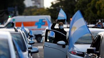 Demonstrators take part in a protest against the national government and the quarantine measures in the city of Buenos Aires, during Argentina&#039;s independence day, amid the coronavirus disease (COVID-19) outbreak, at the Buenos Aires obelisk, Argentina July 9, 2020. REUTERS/Agustin Marcarian