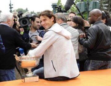 El tenista español Rafael Nadal, en las instalaciones de Eurodisney en París, donde hoy acudió para celebrar su octavo triunfo en el torneo de Roland Garrós tras derrotar ayer en la final a David Ferrer.