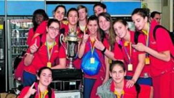 <b>TRIUNFADORAS. </b>Las chicas de oro, en el aeropuerto de Barajas.