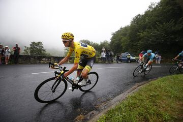 El británico Christopher Froome, llevando el maillot amarillo, y el danés Jakob Fuglsang, descendiendo durante la duodécima etapa.