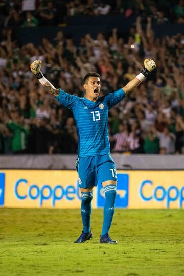 El portero de Chivas será muy joven pero ya cuenta con experiencia en Selección Mexicana y Champions League en Europa. De continuar con sus buenas actuaciones bajo el arco, es posible que en un futuro regrese al viejo continente.