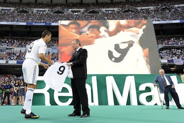 Real Madrid's new player Portuguese Cristiano Ronaldo (L) gives his signed new number 9 jersey next to Real Madrid president Florentino Perez (C) next to President of Honour of Real Madrid Alfredo Di Stefano (R) during his official presentation at the Santiago Bernabeu stadium in Madrid on July 6, 2009. Real acquired the 24-year-old Portuguese striker from Manchester United last month on a six-year deal worth 94 million euros (131 million dollars) and Spanish media reports that he will be paid 13 million euros each season. AFP PHOTO / DANI POZO
PRESENTACION NUEVO FICHAJE
PUBLICADA 17/07/09 NA MA08 4COL