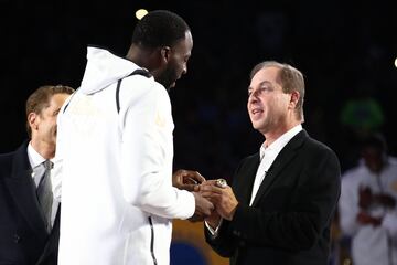 El propietario mayoritario de los Golden State Warriors, Joe Lacob, y Draymond Green.