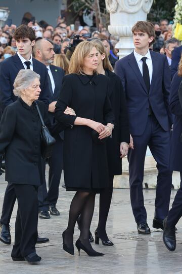 La infanta Cristina acompañada por la princesa Irene de Grecia y sus hijos Pablo Nicolás, Irene, Juan Valentín y Miguel Urdangarin llegando al funeral por Constantino II de Grecia en la Catedral Metropolitana de Atenas.