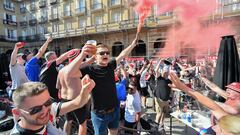 Los colores del Tottenham y Manchester United tiñen las calles de Bilbao