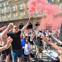 Los colores del Tottenham y Manchester United tiñen las calles de Bilbao