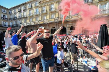 Bilbao ya acoge a los primeros aficionados del Tottenham y Manchester United, que disputarán la final de la Europa League en San Mamés. La ciudad vive un ambiente vibrante, con la final como protagonista en calles.