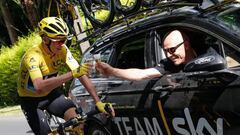 Chris Froome y el director del equipo Sky Sir Dave Brailsford brindan en la &uacute;ltima etapa del Tour de Francia 2016 para celebrar el triunfo del ciclista brit&aacute;nico en la ronda francesa.