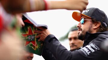 MONZA, ITALY - SEPTEMBER 02: Fernando Alonso of Spain and McLaren F1 arrives at the circuit and signs autographs for fans before the Formula One Grand Prix of Italy at Autodromo di Monza on September 2, 2018 in Monza, Italy.  (Photo by Dan Istitene/Getty 
