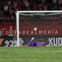 La expulsión de Guille Rosas revive al Almería