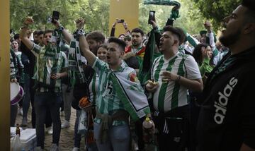 Seguidores del Real Betis por las calles de Sevilla.