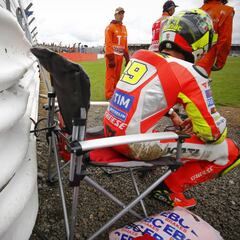 La micro rotura vuelve a bajar a Andrea Iannone de la Ducati