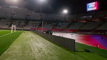 BARCELONA, 08/03/2025.-El videomarcador del Estadi Olímpic Lluís Companys anuncia la suspensión del partido de la jornada 27 de LaLigaEA Sports entre el Barcelona y el Osasuna, debido al fallecimiento del doctor del Barcelona Carles Miñarro García, este sábado en Barcelona.-EFE/ Toni Albir