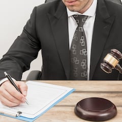 Se jubila con miles de horas extra sin disfrutar y pide 80.000 euros a la empresa: la justicia le da la espalda por una ‘decisión personal’