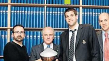 <b>PRIMER TÍTULO EUROPEO EN DIEZ AÑOS. </b>Antonio Martín, Joan Plaza, Ramón Calderón, Felipe Reyes, Alberto Herreros y Melchor Miralles celebraron el éxito del club blanco.