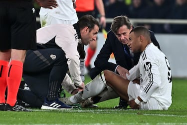 Mbappé explores solutions for his knee