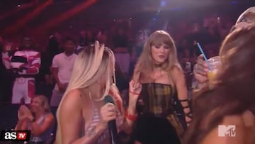 En la última edición de los MVA, La Bichota fue elegida pa presentarse en vivo durante la gala de esta misma, en la cual puso a bailar a Taylor Swift.