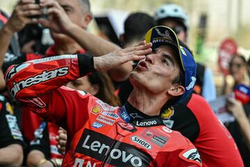 Marc M¨¢rquez celebra la victoria en la carrera al esprint.