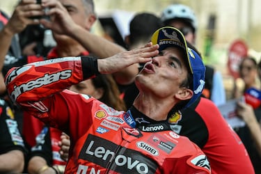 Marc Márquez celebra la victoria en la carrera al esprint. 