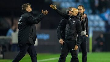 Vlado Gudelj y Miguel Cardoso se felicitan a la conclusión del partido entre el Celta y el Sevilla.