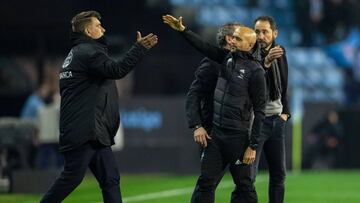 Vlado Gudelj y Miguel Cardoso se felicitan a la conclusi&oacute;n del partido entre el Celta y el Sevilla. 