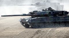 FILE PHOTO: Leopard 2 tanks take position during a visit of then German Chancellor Angela Merkel at NATO new spearhead force "VJTF 2019" in Munster, Germany May 20, 2019. REUTERS/Fabian Bimmer/File Photo