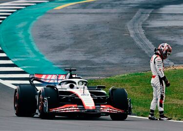 El Haas de Kevin Magnussen se quedó completamente parado a la altura de la entrada al pit lane.