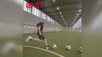 Benzema lleva más allá el 'Crossball challenge': el nuevo reto es sólo para elegidos