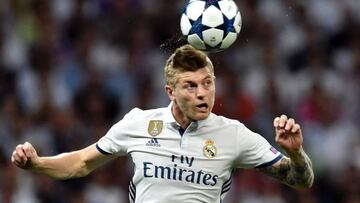 Real Madrid&#039;s German midfielder Toni Kroos heads a ball during the UEFA Champions League quarter-final second leg football match Real Madrid vs FC Bayern Munich at the Santiago Bernabeu stadium in Madrid in Madrid on April 18, 2017. / AFP PHOTO / GER