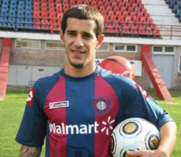 El jugador con más títulos en la historia de San Lorenzo. Integró el plantel campeón del Clausura 2001 y Copa Mercosur del mismo año.