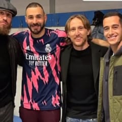 Duelo de estilo en el vestuario madridista: la divertida consulta de Ramos a sus fans