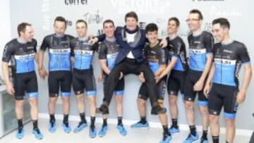 Jesús Manzano y Juan Carlos Fernández 'Puma' alzan al patrón Isidro Orquín durante la presentación del equipo en Alcorcón.